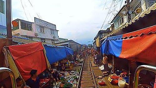 Maeklong Railway Market - Samut Songkhram - Thailand