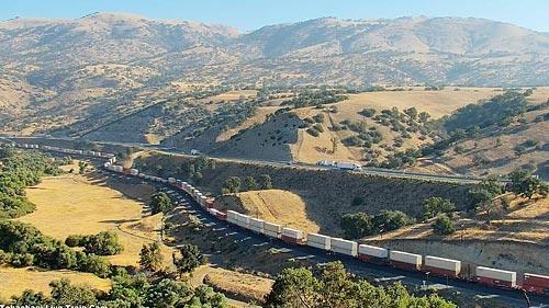 Tehachapi Züge und Berge - Kalifornien - USA