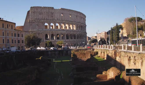 Blick auf das Kolosseum und die Ruinen der Gladiatorenhalle - Rom - Italien