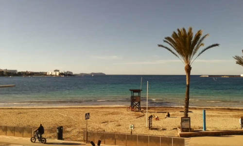 Blick auf den Strand Playa es Pouet auf Ibiza - Spanien