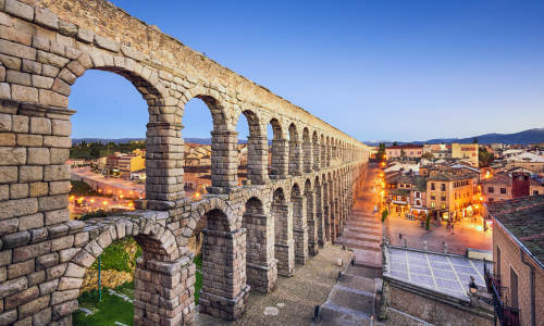 Römisches Aquädukt an der Plaza de la Artillería - Segovia - Spanien